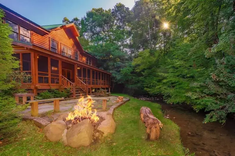 Creekside Getaway cabin