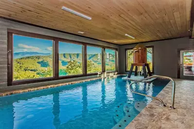 pool at a pigeon forge cabin near dollywood