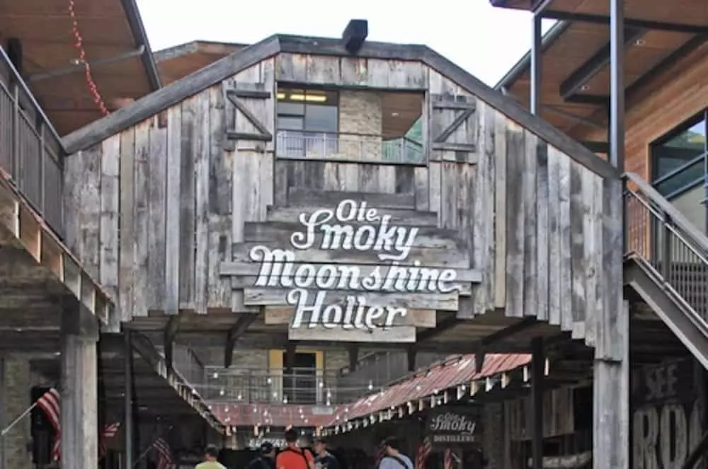 ole smoky moonshine the holler in gatlinburg