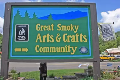 Great Smoky Arts and Crafts Community sign