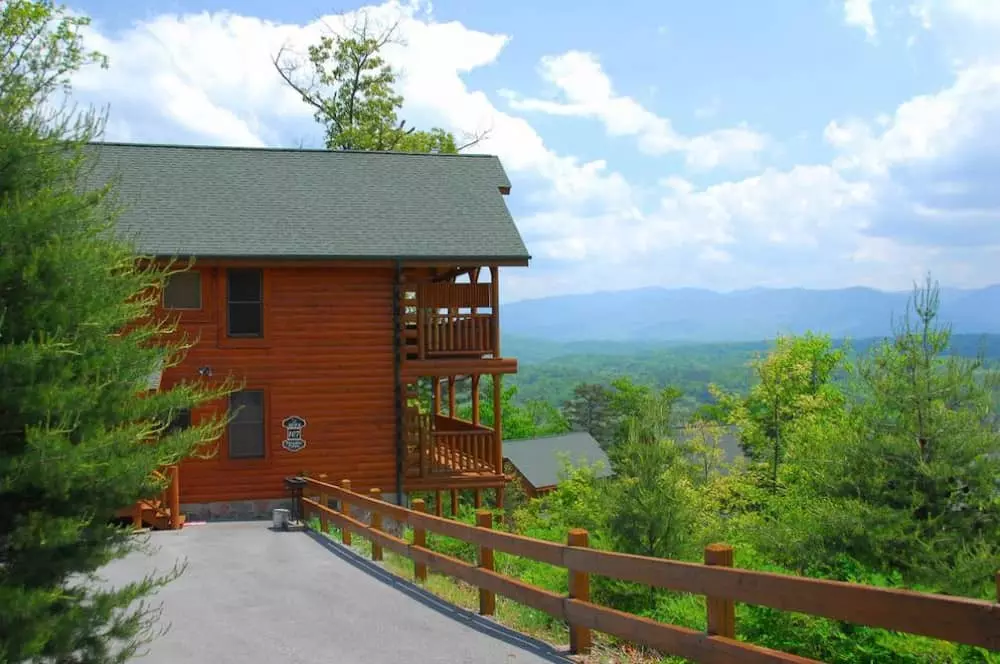 1 bedroom cabin and mountains