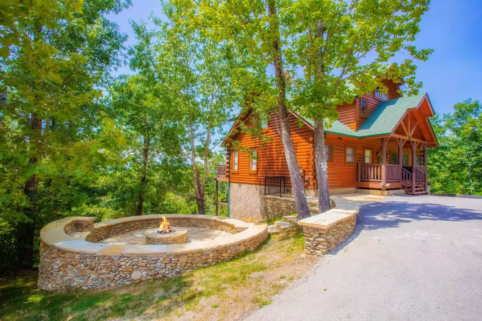 5 bedroom cabin with fire pit