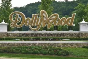 Dollywood-Entrance-Sign--300x200[1]