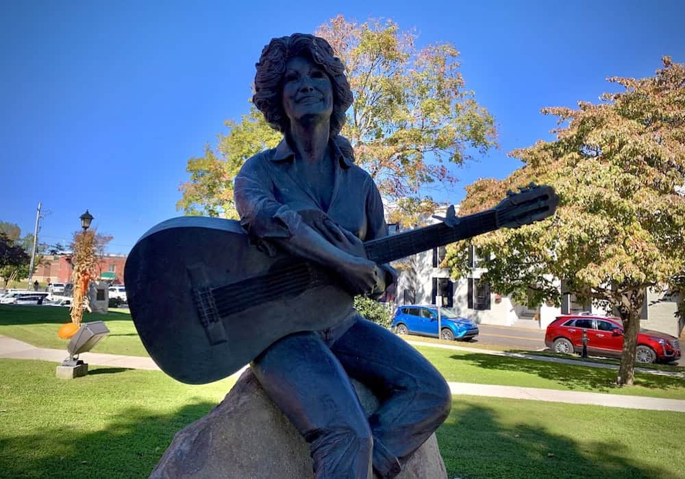 dolly parton statue